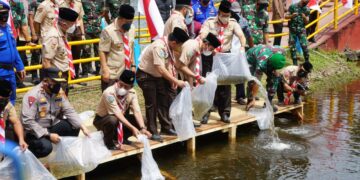 Foto – Tebar Benih Ikan Hias di Lokasi PWN Jambi 2021