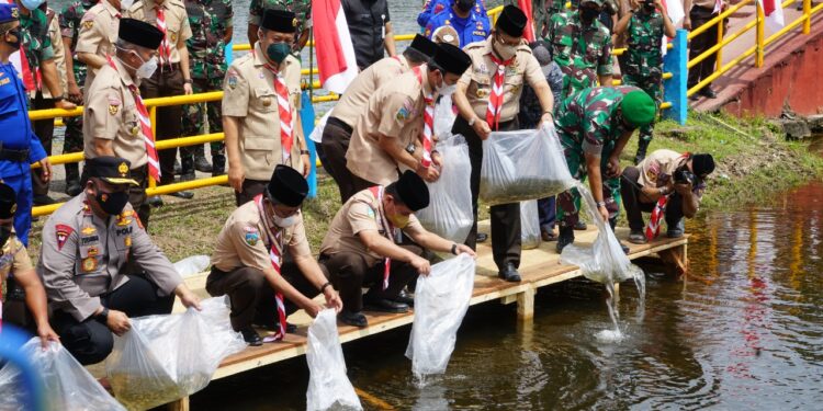 Foto – Tebar Benih Ikan Hias di Lokasi PWN Jambi 2021