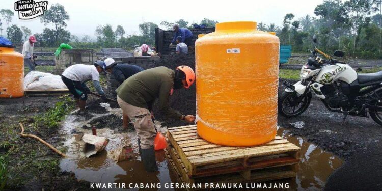 Foto – Pramuka Peduli Kwarcab Lumajang Awali Pembangunan Huntara Korban Erupsi Semeru