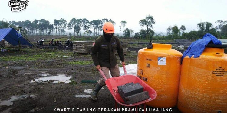 Foto – Pramuka Peduli Kwarcab Lumajang Awali Pembangunan Huntara Korban Erupsi Semeru