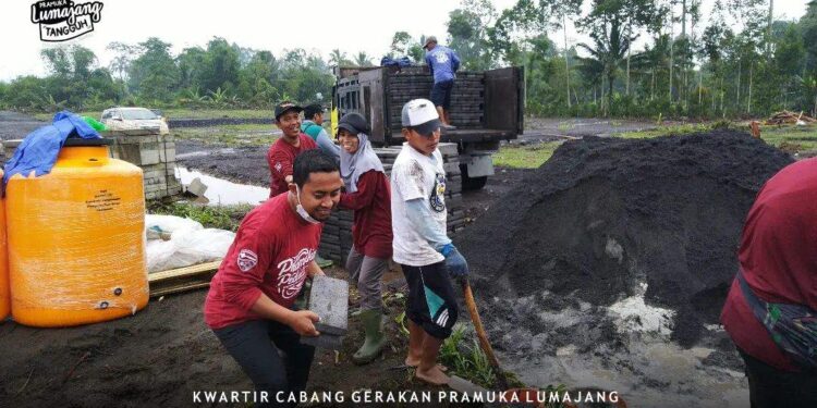 Foto – Pramuka Peduli Kwarcab Lumajang Awali Pembangunan Huntara Korban Erupsi Semeru