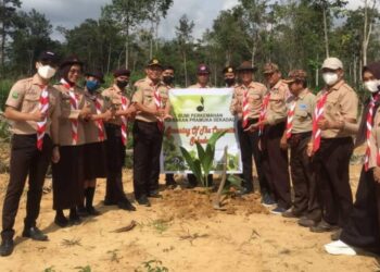 Puluhan Anggota Pramuka Gelar Aksi Penghijauan di Buper Sekadau, Kalbar