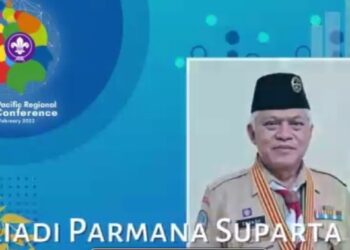 Asia Pacific Regional Scout memberikan APR Certificate of Good Service kepada Kak Triadi P Suparta