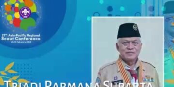 Asia Pacific Regional Scout memberikan APR Certificate of Good Service kepada Kak Triadi P Suparta