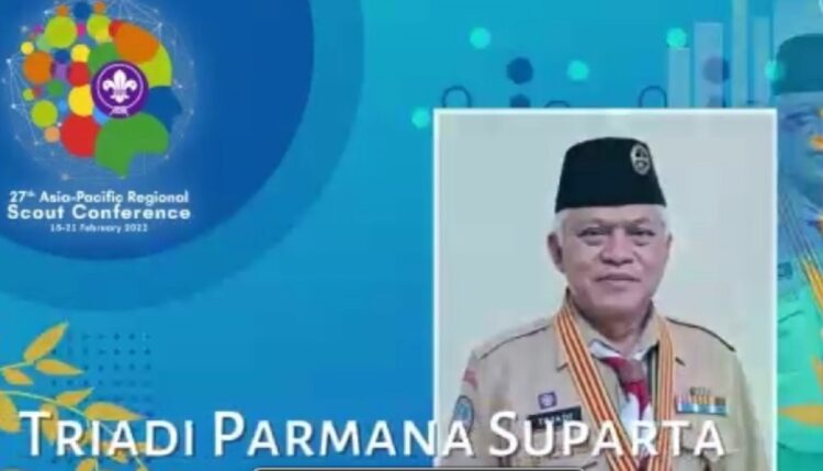 Asia Pacific Regional Scout memberikan APR Certificate of Good Service kepada Kak Triadi P Suparta