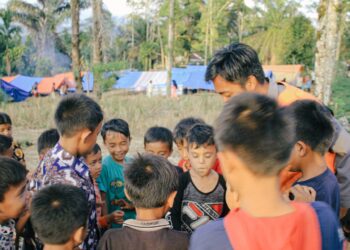 Pramuka UNP Berikan Trauma Preventing Untuk Anak Anak Korban Gempa Pasaman