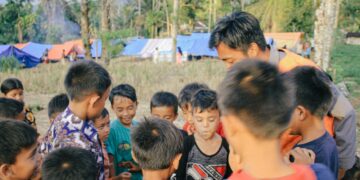 Pramuka UNP Berikan Trauma Preventing Untuk Anak Anak Korban Gempa Pasaman