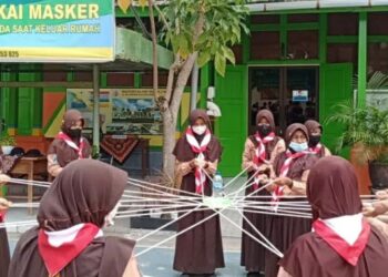 Foto – Latihan Pramuka SMP Negeri 3 Madiun, Melatih Kerjasama Anggota Regu
