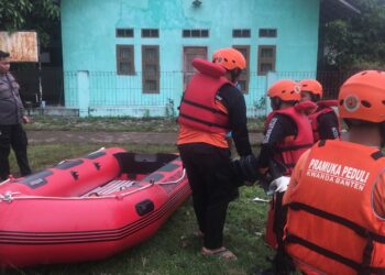 FOTO – Ibukotanya Terendam Banjir, Pramuka Peduli Kwarda Banten Gerak Cepat Membantu Warga Terdampak