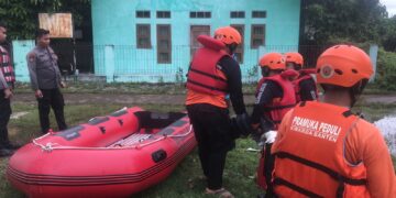 FOTO – Ibukotanya Terendam Banjir, Pramuka Peduli Kwarda Banten Gerak Cepat Membantu Warga Terdampak