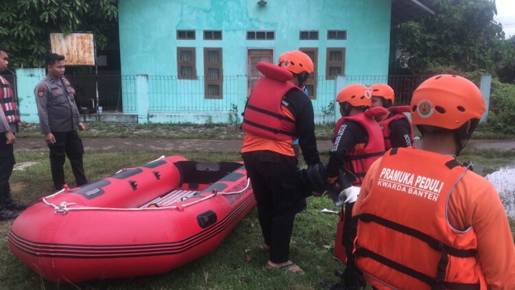FOTO – Ibukotanya Terendam Banjir, Pramuka Peduli Kwarda Banten Gerak Cepat Membantu Warga Terdampak