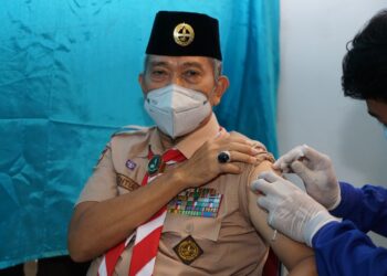 Sekretaris Jenderal Kwartir Nasional Gerakan Pramuka, Kak Mayjen TNI (Purn) Dr. Bachtiar S.IP., M.A.P, menerima vaksin COVID-19 dosis ketiga.