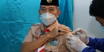 Sekretaris Jenderal Kwartir Nasional Gerakan Pramuka, Kak Mayjen TNI (Purn) Dr. Bachtiar S.IP., M.A.P, menerima vaksin COVID-19 dosis ketiga.