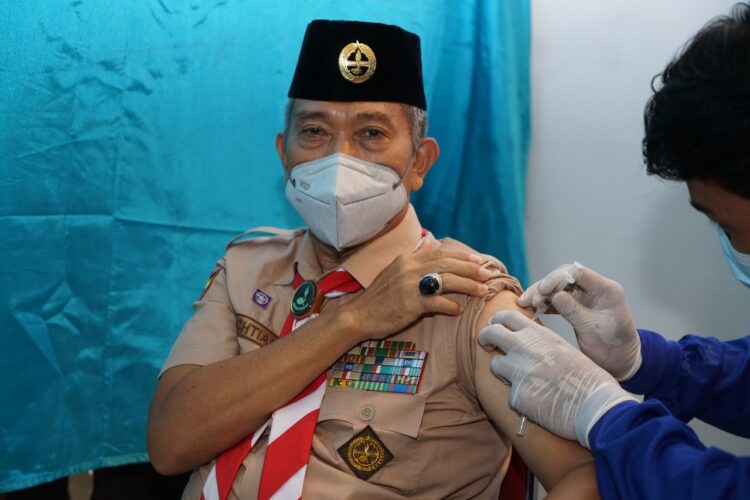 Sekretaris Jenderal Kwartir Nasional Gerakan Pramuka, Kak Mayjen TNI (Purn) Dr. Bachtiar S.IP., M.A.P, menerima vaksin COVID-19 dosis ketiga.