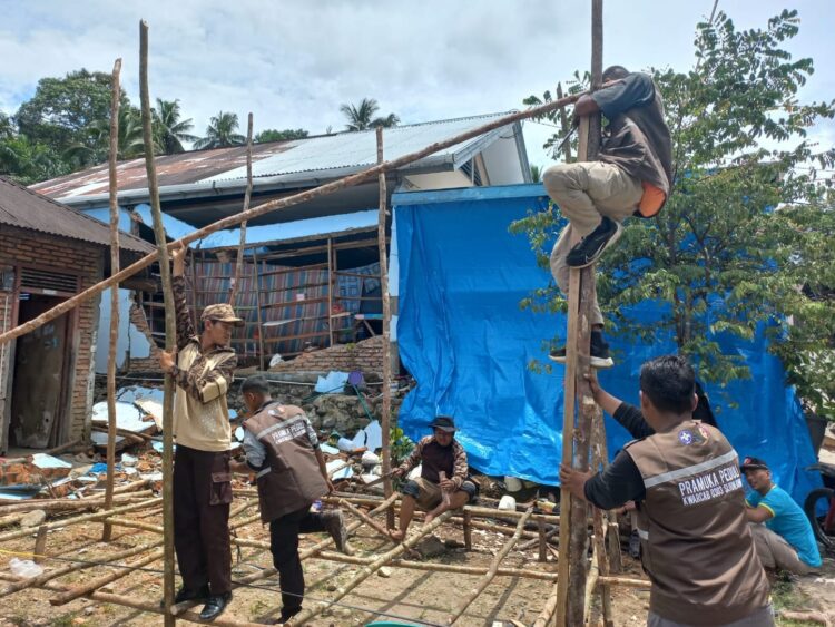 Pramuka Bangun Huntara Untuk Korban Gempa Pasaman Barat