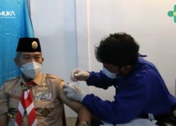 Sekretaris Jenderal Kwartir Nasional, Mayjend TNI (Purn) Dr. Bachtiar Utomo, S.IP, M.AP disuntik vaksin Covid-19 dosis ketiga (Booster)