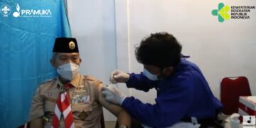 Sekretaris Jenderal Kwartir Nasional, Mayjend TNI (Purn) Dr. Bachtiar Utomo, S.IP, M.AP disuntik vaksin Covid-19 dosis ketiga (Booster)