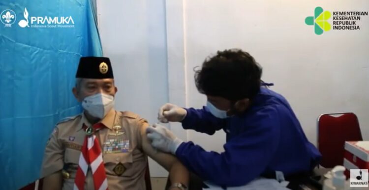 Sekretaris Jenderal Kwartir Nasional, Mayjend TNI (Purn) Dr. Bachtiar Utomo, S.IP, M.AP disuntik vaksin Covid-19 dosis ketiga (Booster)