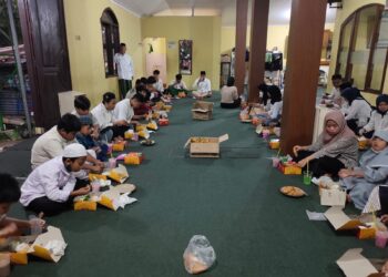 DKN Buka Puasa Bersama Anak-anak Yatim-Piatu Panti Asuhan Al-Mukhlisin