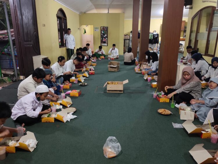 DKN Buka Puasa Bersama Anak-anak Yatim-Piatu Panti Asuhan Al-Mukhlisin