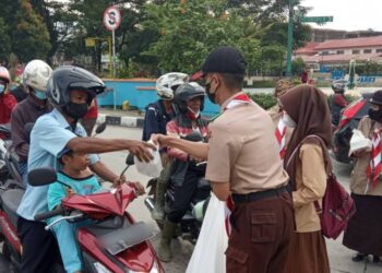 Satgas Pramuka Peduli Kwarcab Palembang Bagikan Ratusan Takjil