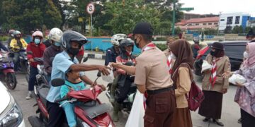 Satgas Pramuka Peduli Kwarcab Palembang Bagikan Ratusan Takjil
