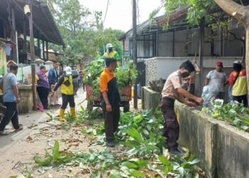 Sinergi dengan Masyarakat dan Dinas Kebersihan, Kwarcab Kota Palembang Bersihkan Rumah Sesepuh Pramuka