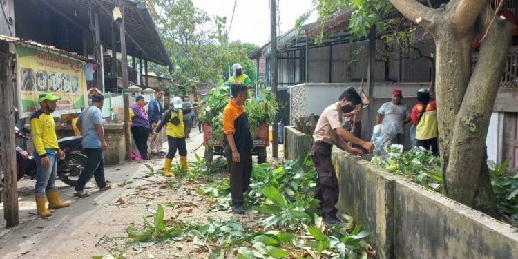 Sinergi dengan Masyarakat dan Dinas Kebersihan, Kwarcab Kota Palembang Bersihkan Rumah Sesepuh Pramuka