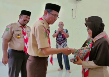 Tutup Pelatihan Manajemen Penanggulangan Bencana, KaKwarda Riau Berikan Penghargaan kepada Peserta Terbaik
