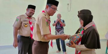 Tutup Pelatihan Manajemen Penanggulangan Bencana, KaKwarda Riau Berikan Penghargaan kepada Peserta Terbaik