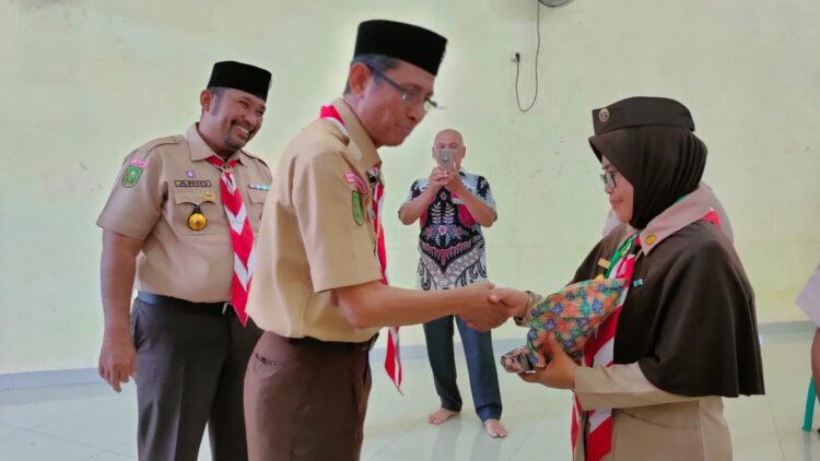 Tutup Pelatihan Manajemen Penanggulangan Bencana, KaKwarda Riau Berikan Penghargaan kepada Peserta Terbaik