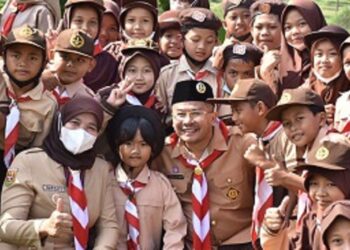 Wakil Bupati Sumedang H. Erwan Setiawan bersama para Pramuka Siaga Kwartir Ranting Sumedang Selatan