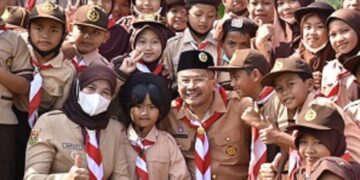 Wakil Bupati Sumedang H. Erwan Setiawan bersama para Pramuka Siaga Kwartir Ranting Sumedang Selatan