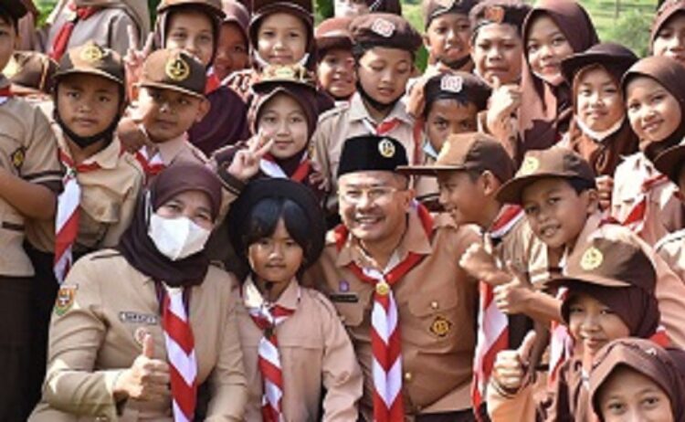Wakil Bupati Sumedang H. Erwan Setiawan bersama para Pramuka Siaga Kwartir Ranting Sumedang Selatan