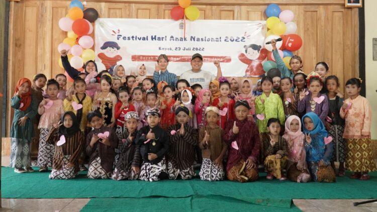 Peringati Hari Anak Nasional 2022, Tim PPK Ormawa Pramuka UAD Gelar Festival di Desa Kepek