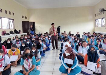 Pemateri dari Saka Kominfo Palangka Raya saat menyampaikan materi terkait pendidikan kepramukaan kepada siswa SMAN 10 Palangka Raya, dalam kegiatan MPLS, Rabu (13/07/2022).
