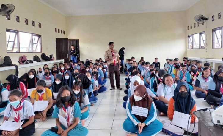 Pemateri dari Saka Kominfo Palangka Raya saat menyampaikan materi terkait pendidikan kepramukaan kepada siswa SMAN 10 Palangka Raya, dalam kegiatan MPLS, Rabu (13/07/2022).