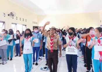 Ketua Harian Saka Kominfo Palangka Raya menyampaikan materi terkait penggunaan teknologi kepada siswa SMAN 10 Palangka Raya, Rabu (13/07/2022).