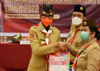 Ketua Kwarda Kalteng Sampaikan Penghargaan Relawan Pramuka Peduli Penanggulangan Covid-19 2020-2021