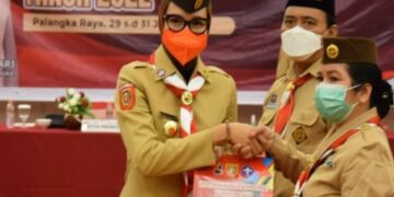 Ketua Kwarda Kalteng Sampaikan Penghargaan Relawan Pramuka Peduli Penanggulangan Covid-19 2020-2021