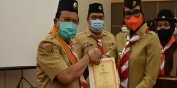 Kak Ivo Sugianto Sabran Serahkan Penghargaan Lencana Melati kepada Dua Penerima di Kwarda Kalteng