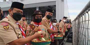 Rangkaian Peringatan Hari Pramuka ke-61, Kwarnas Tabur Bunga dari Atas KRI Teluk Calang