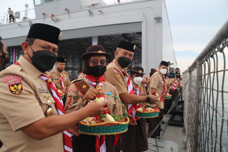 Rangkaian Peringatan Hari Pramuka ke-61, Kwarnas Tabur Bunga dari Atas KRI Teluk Calang