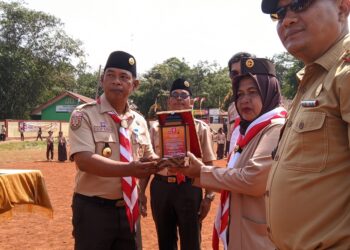 Kepala Desa Kalong 1 Terima Penghargaan Dari Kwarran Leuwisadeng