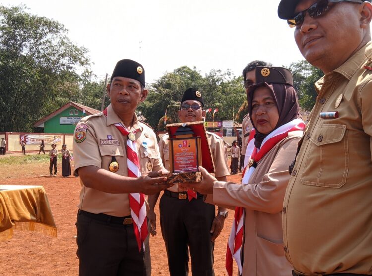 Kepala Desa Kalong 1 Terima Penghargaan Dari Kwarran Leuwisadeng
