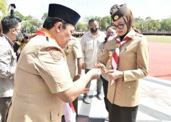 Kak Yulistra Ivo Sugianto Sabran Terima Penghargaan Lencana Darma Bakti Pramuka