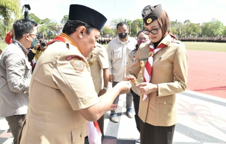 Kak Yulistra Ivo Sugianto Sabran Terima Penghargaan Lencana Darma Bakti Pramuka