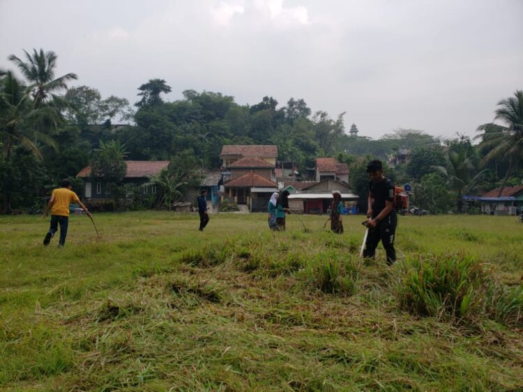 Semangat Panitia Dan Sangga Kerja Membersihkan Lapangan Untuk Arena Jamran