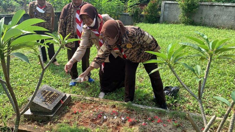 Kwarran Citeureup Adakan Ziarah Dan Tabur Bunga Ke Makam Tokoh Pramuka