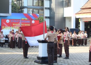 Pasukan Mandala Kwarran Megamendung Kibarkan Bendera Merah Putih pada Upacara Hari Pramuka ke-61.